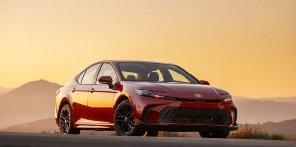 Беше представена през 1980 г. като Celica Camry със задно предаване в Япония и през 1983 г. като седан с предно предаване в Северна Америка. Това обаче беше достатъчно, за да постигне астрономически успех този непретенциозен седан отвъд Океана. Там стана най-продаваният седан в продължение на 18 години поред!

Camry разби американския пазар с надеждност, ефективност и достъпност, които биха местните конкуренти. Тези неща имаха значение за семейните купувачи, които искаха здрява кола, която не се нуждае от чести посещения на бензиностанцията. Нека не забравяме и отличната дилърска поддръжка, която остава силна страна на всяко превозно средство с емблемата на Toyota. С други думи, Camry винаги е била сигурна покупка.

Вярно, Camry носи и скучен имидж през годините. Моделът никога не е бил вдъхновяващ за шофиране. Camry се предлагаше с V6 за много дълго време, което осигуряваше добра производителност по права линия, но не и нещо, което да зависи от шофьора.

Все пак Toyota се поучи от грешките си и последното девето поколение Camry е изненадващо пъргаво в завоите , с малко накланяне на каросерията и добро управление. Неговият хибриден задвижващ механизъм също е сравнително мощен, като същевременно постига изключителен разход от 4,6 литра на 100 километра.